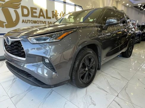 Used 2021 Toyota Highlander XLE AWD/4WD image 3