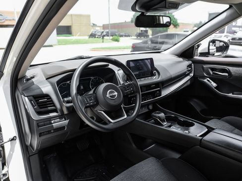 Used 2023 Nissan Rogue SV FWD image 2