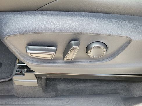 Used 2025 Toyota Tacoma Limited image 16