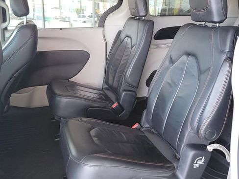 Used 2017 Chrysler Pacifica Touring-L image 10