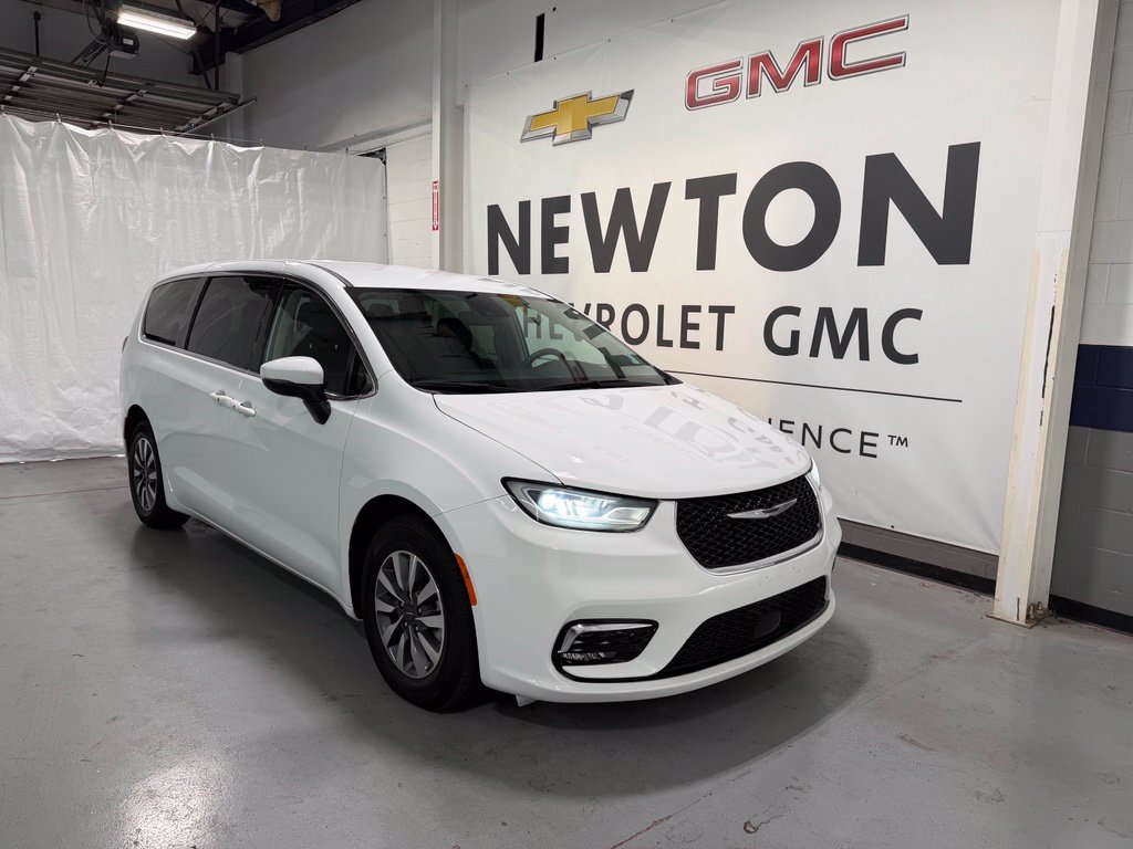 Used 2023 Chrysler Pacifica Touring-L FWD image 2
