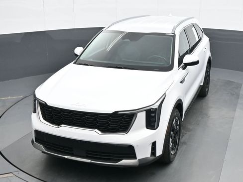Used 2024 Kia Sorento S image 16