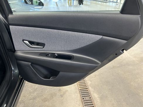 Used 2025 Hyundai Elantra Limited image 16