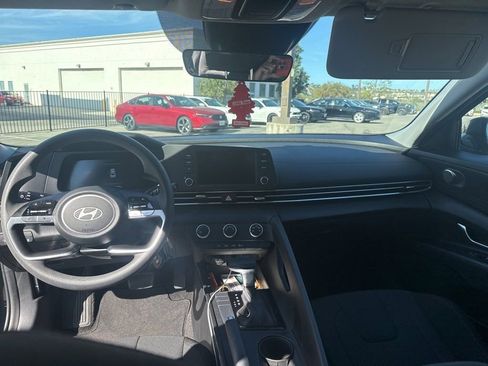 Used 2025 Hyundai Elantra SE image 10
