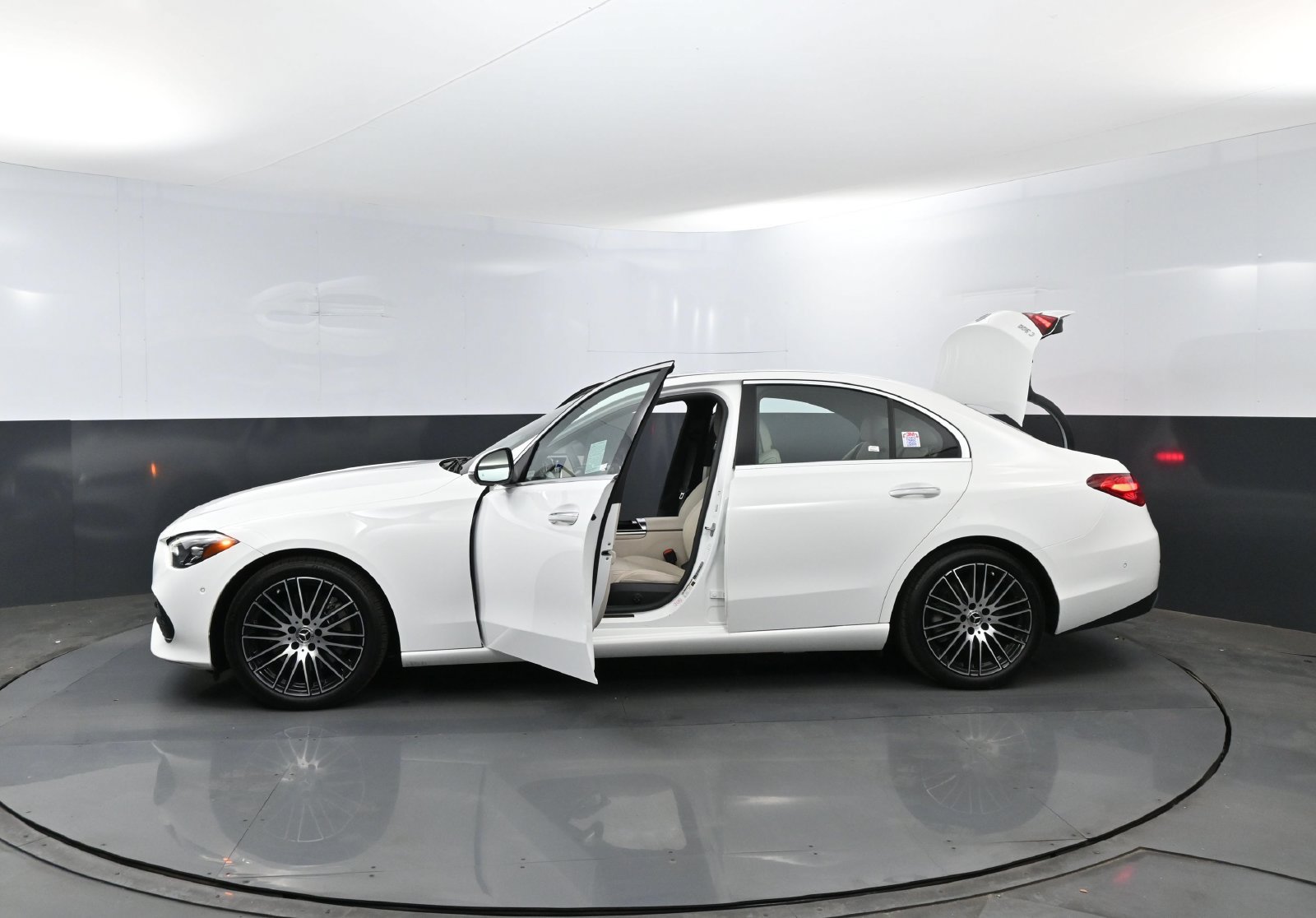 Used 2025 Mercedes-Benz C 300 4MATIC Sedan image 29