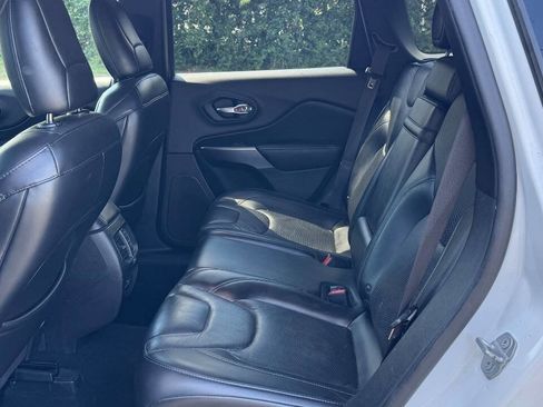 Used 2019 Jeep Cherokee Limited FWD image 10