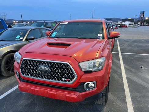 Used 2017 Toyota Tacoma TRD Sport w/ Premium & Technology Package image 2
