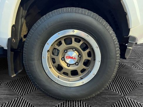 Used 2016 Toyota Tacoma TRD Sport image 11