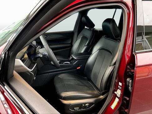 Used 2025 Jeep Grand Cherokee Altitude RWD image 8