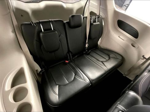 Used 2024 Chrysler Pacifica Touring-L image 38