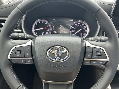 Used 2022 Toyota Highlander XLE FWD image 30