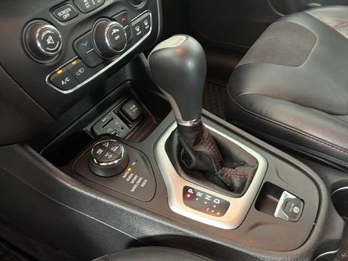 Used 2017 Jeep Cherokee Trailhawk AWD/4WD image 23