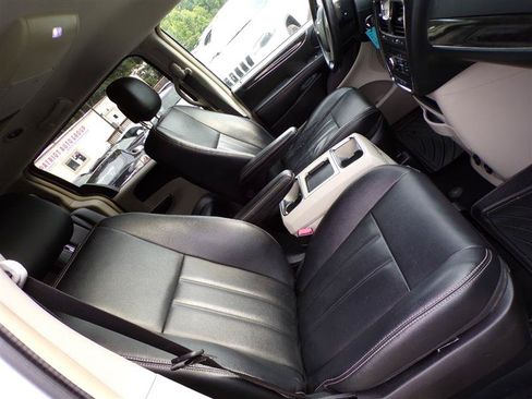 Used 2014 Chrysler Town & Country Touring FWD image 18