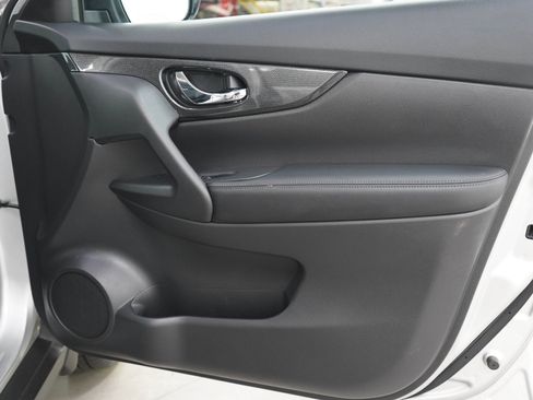 Used 2016 Nissan Rogue SL AWD/4WD image 9