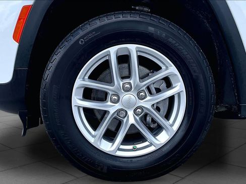 Used 2025 Jeep Grand Cherokee Laredo X RWD image 11