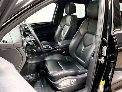 Used 2024 Porsche Macan image 8