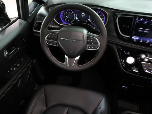 New 2026 Chrysler Pacifica Select image 16
