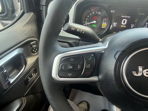Used 2025 Jeep Wrangler Unlimited Sahara AWD/4WD image 18