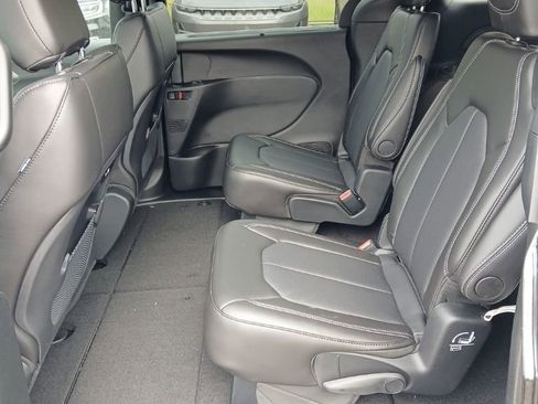 New 2027 Chrysler Pacifica Select AWD/4WD image 22