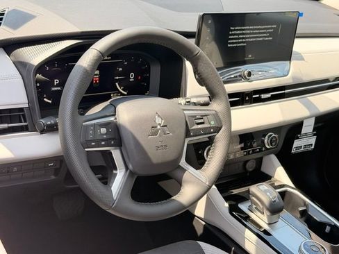 New 2026 Mitsubishi Outlander SE FWD image 16