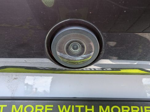 Used 2023 Chrysler Pacifica Touring-L FWD image 11