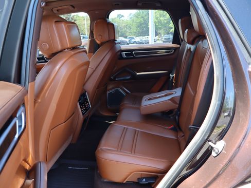 Used 2022 Porsche Cayenne AWD/4WD image 8