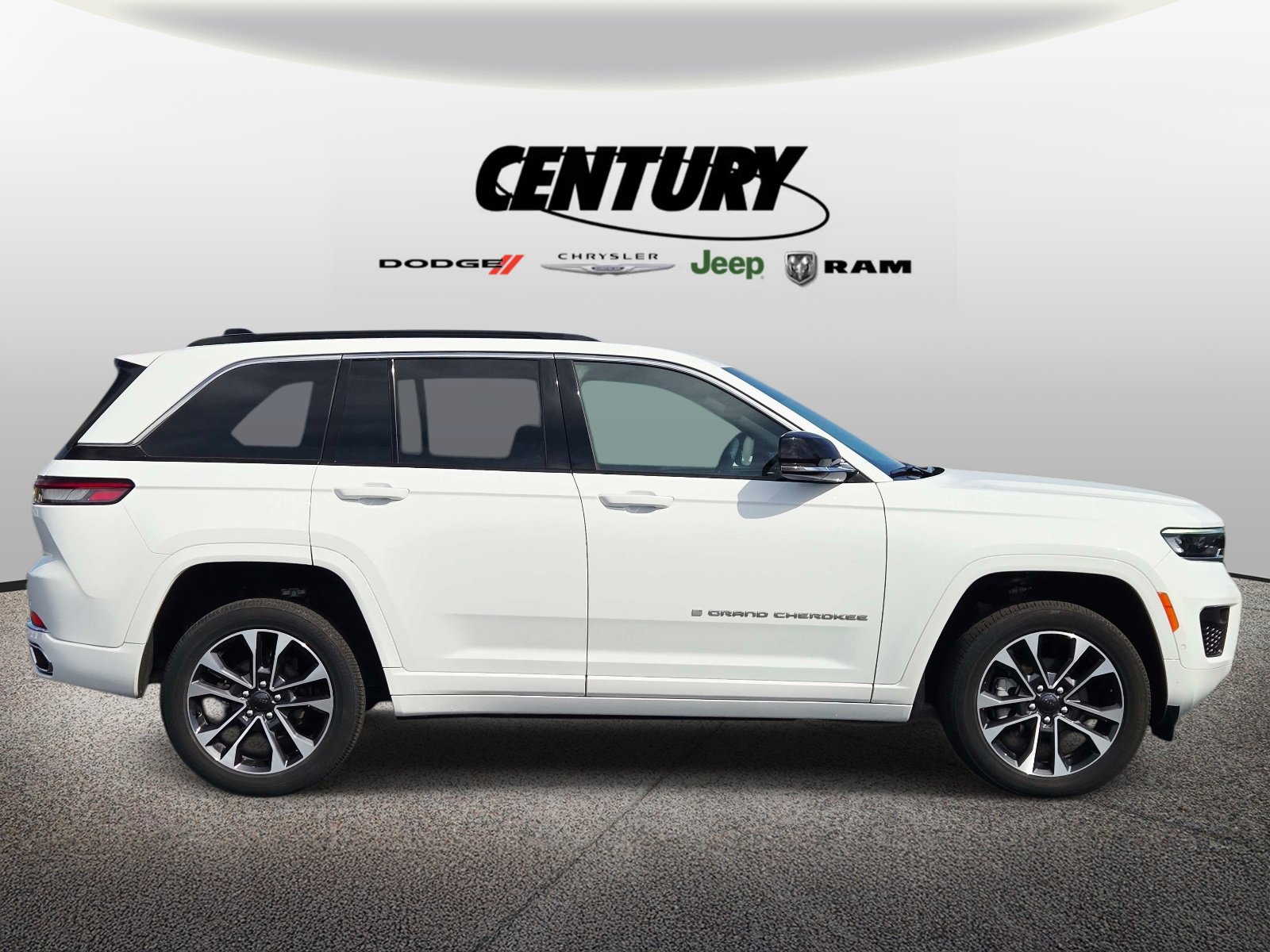 Used 2025 Jeep Grand Cherokee Overland AWD/4WD image 2