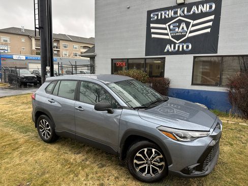 Used 2025 Toyota Corolla Cross AWD Hybrid image 2