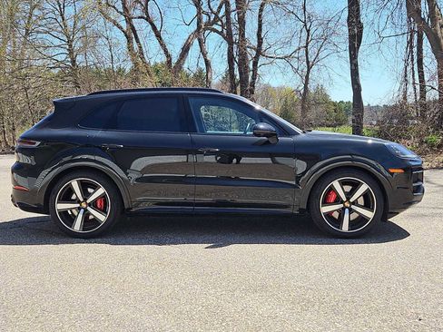 Certified 2025 Porsche Cayenne S AWD/4WD image 8