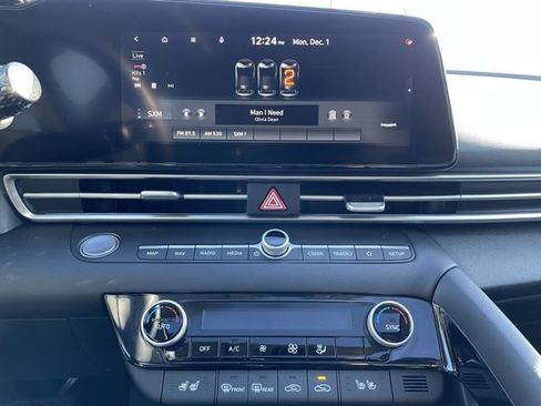 Used 2022 Hyundai Elantra Limited image 17