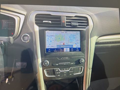 Used 2020 Ford Fusion SE image 12