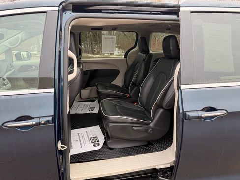 Used 2023 Chrysler Pacifica Limited FWD image 27