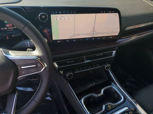 Used 2025 Chevrolet Traverse Z71 image 25