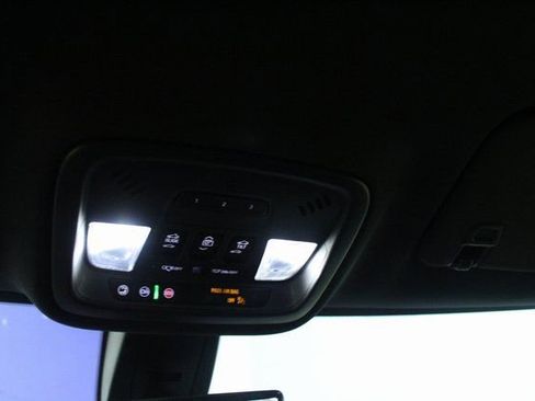 Used 2023 Chevrolet Traverse Premier image 19