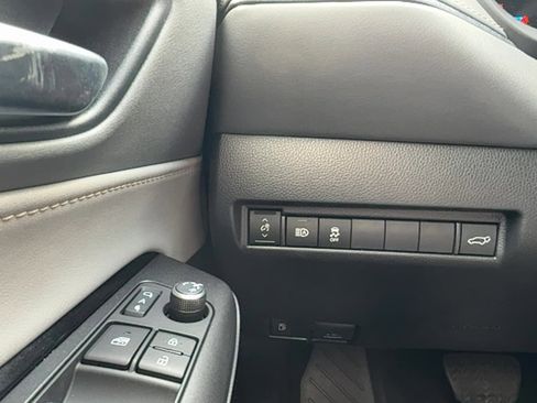 Used 2024 Toyota Venza LE image 19