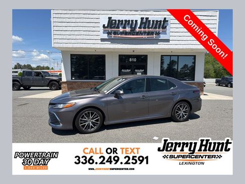 Used 2021 Toyota Camry XLE FWD image 1