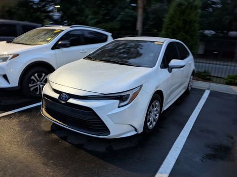 Used 2025 Toyota Corolla LE FWD image 4