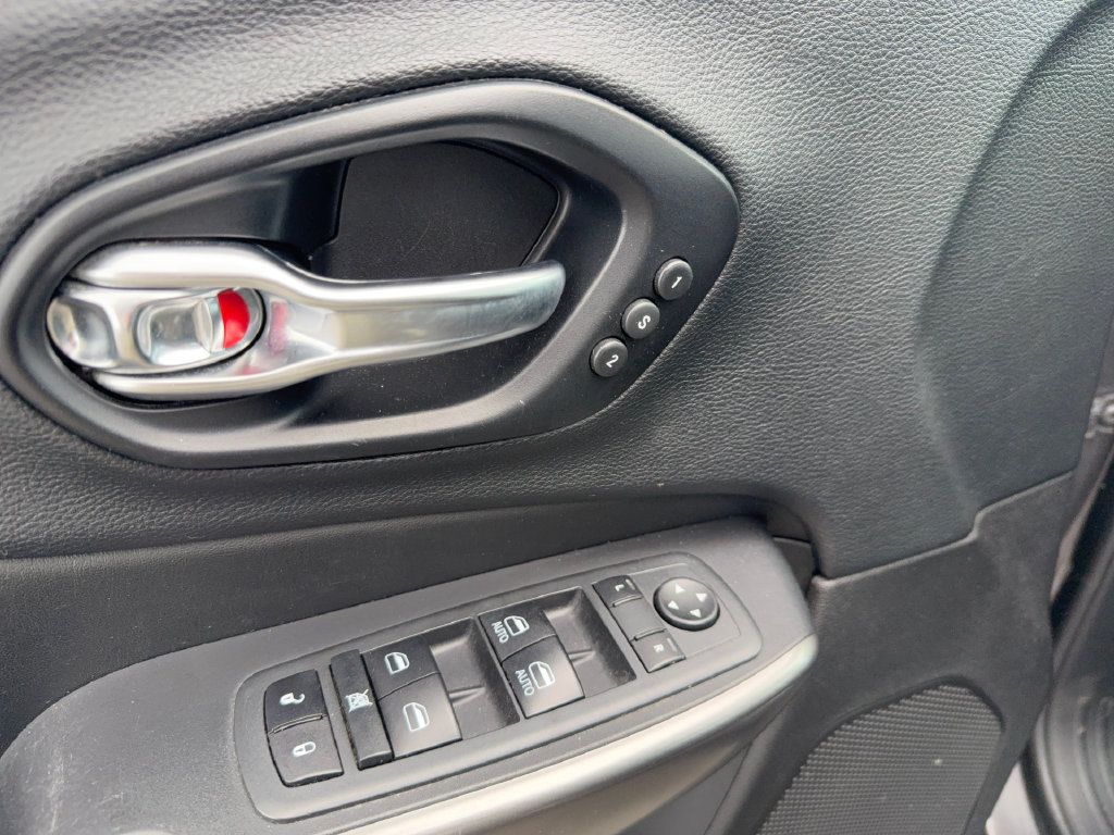Used 2021 Jeep Cherokee Limited AWD/4WD image 13