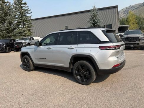 Used 2023 Jeep Grand Cherokee Altitude AWD/4WD image 15