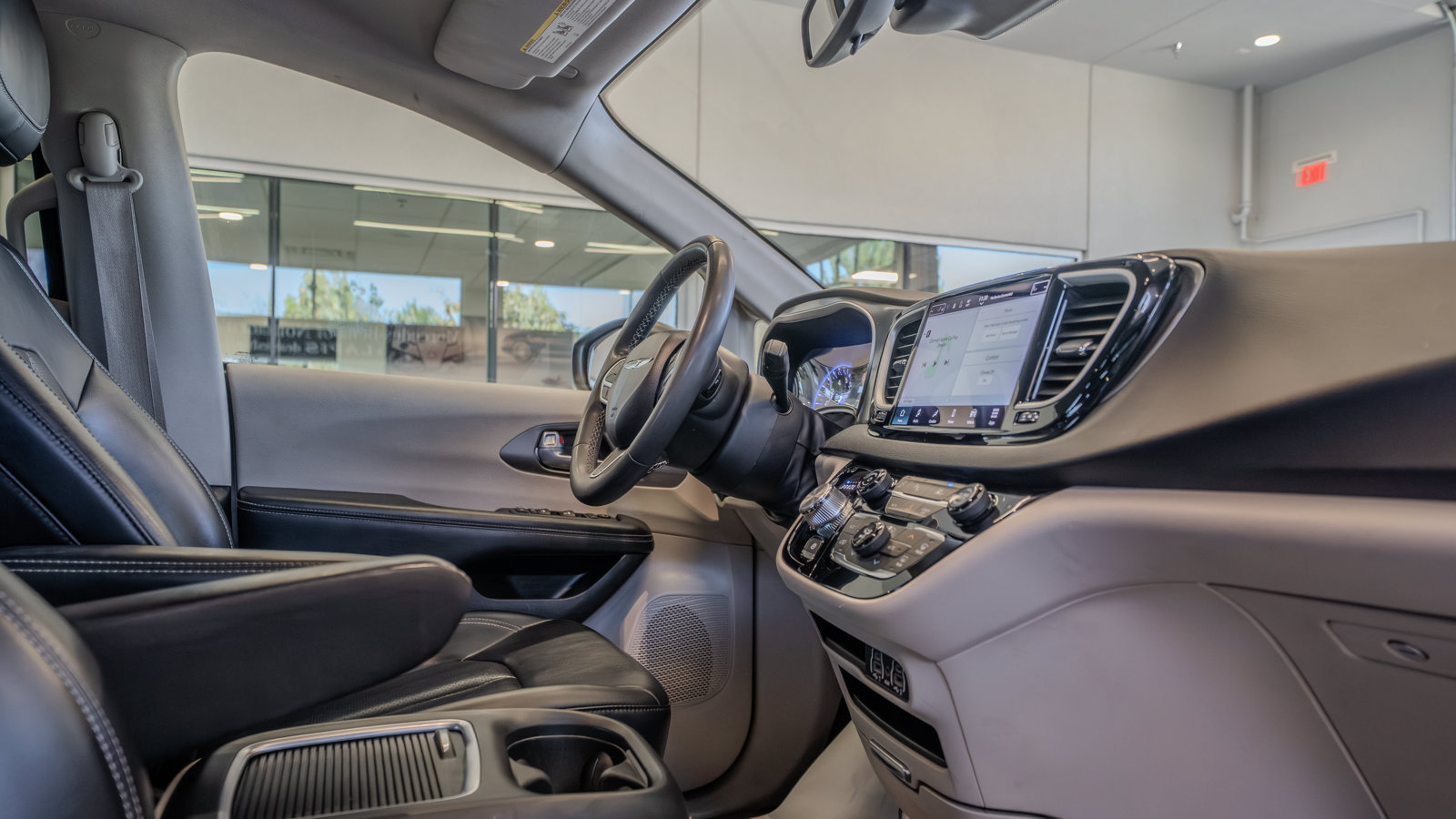 Used 2023 Chrysler Pacifica Touring-L FWD image 18