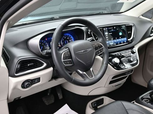 Used 2024 Chrysler Pacifica Touring-L image 18