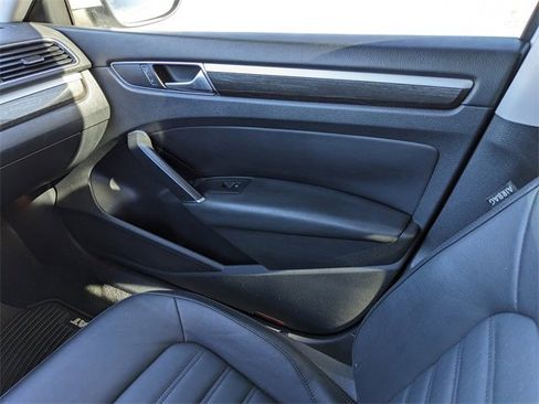 Used 2016 Volkswagen Passat 1.8T image 18