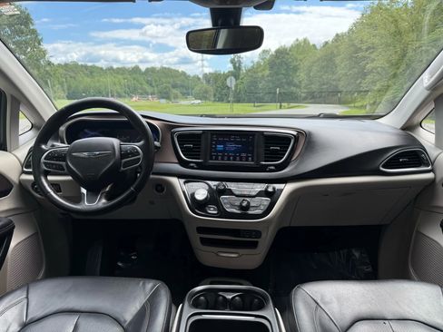 Used 2019 Chrysler Pacifica Touring-L image 30
