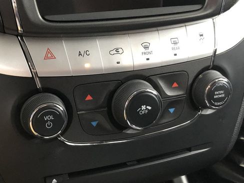 Used 2017 Dodge Journey SXT w/ Comfort/Convenience Group FWD image 17