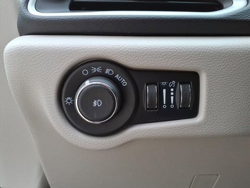 Used 2024 Chrysler Pacifica Touring-L image 16