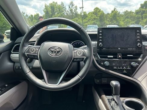 Used 2022 Toyota Camry XLE w/ Navigation Package FWD image 8