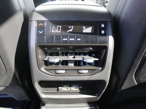 Used 2023 Jeep Grand Cherokee L Laredo image 20