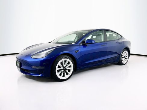 Used 2022 Tesla Model 3 Standard Range image 3