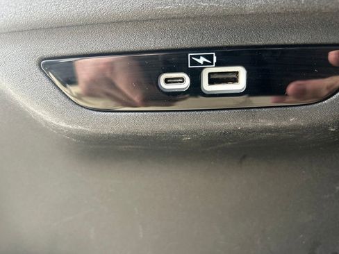 Used 2023 Chrysler Pacifica Touring-L FWD image 10