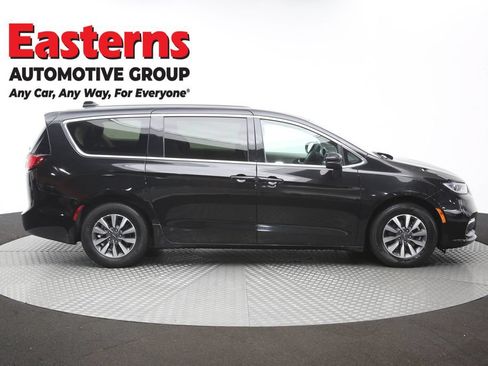 Used 2023 Chrysler Pacifica Touring-L FWD image 47